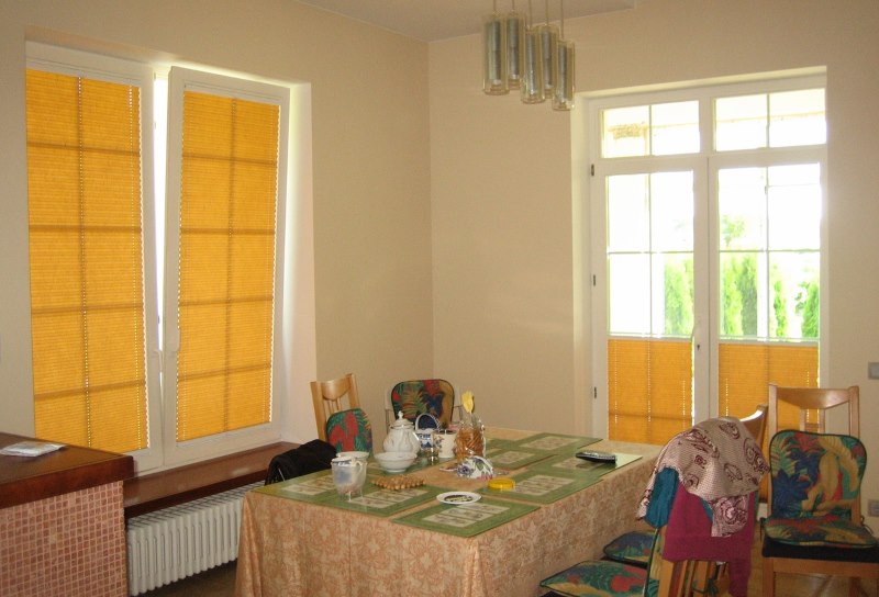 Tende gialle Roltech sulle finestre della cucina