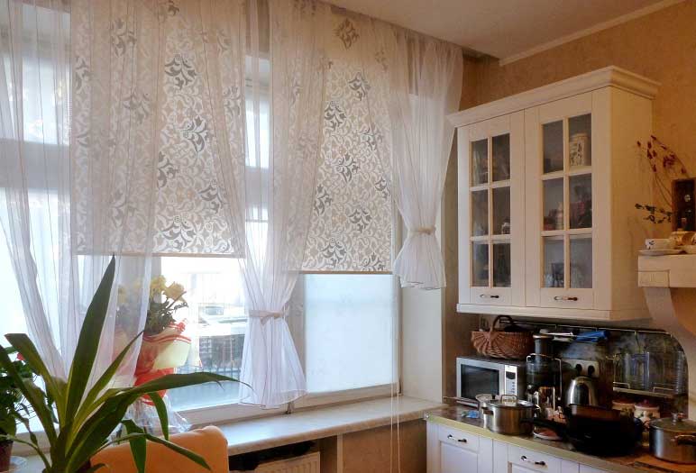 Rolettes sulla finestra della cucina in combinazione con tulle
