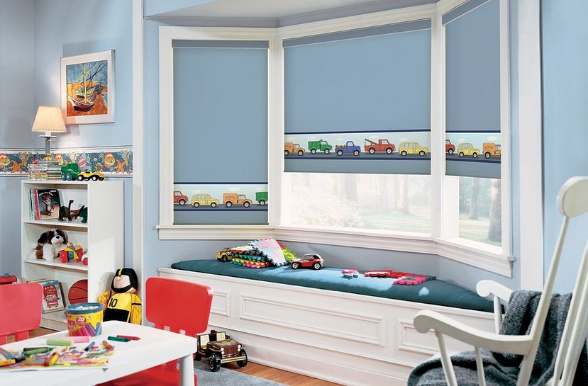 Gyermekszoba kialakítása kék függönyökkel