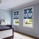 Persiane romane blu e bianche per la camera da letto con tre finestre