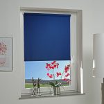 Blauwe rolshtora voor één kunststof venster