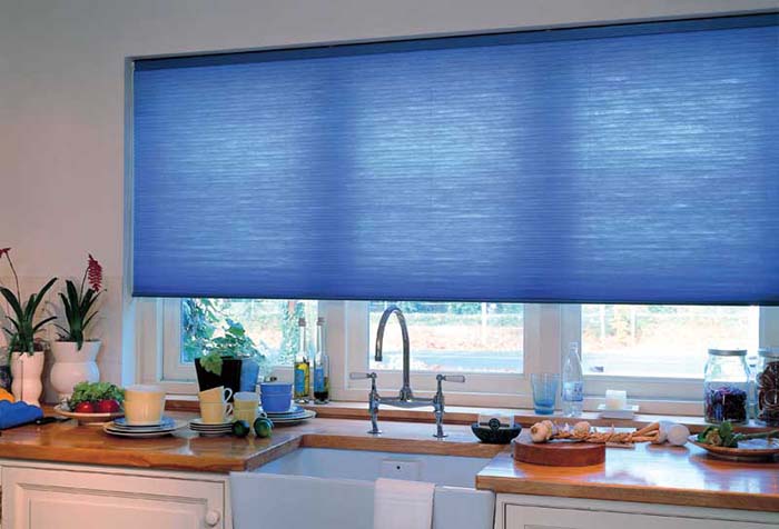 כחול רולר עיוור בחלון המטבח נפתח