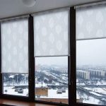 System av rullade gardiner för ett balkongfönster
