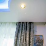 Il cornicione del soffitto nascosto è la soluzione perfetta per creare un'atmosfera attraente ed elegante.