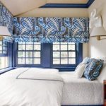 Slaapkamer met grote ramen bedekt met vouwgordijnen