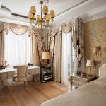 Hálószoba klasszikus stílusban, kombinált lambrequins és függönyökkel