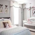 Ljusa gardiner i barnrummet