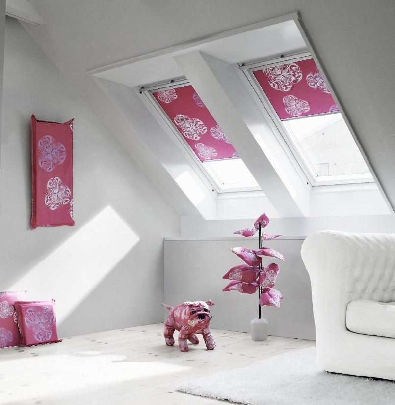 Textiles roses avec une impression blanche à l'intérieur du grenier