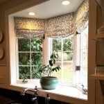 וילונות חלון רומיים מעוצבים לחלון המטבח