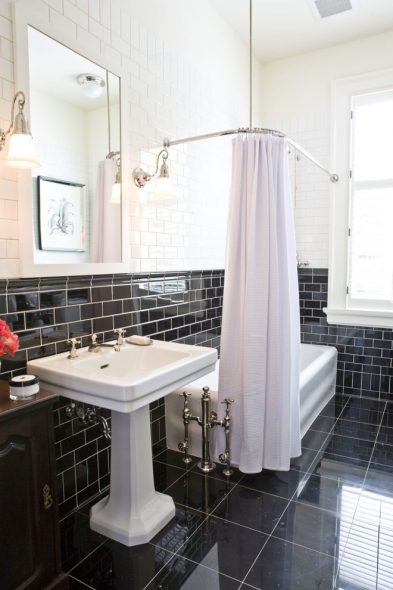 Hoekkroonlijst in zwart-witte badkamers