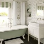 Salle de bain confortable aux couleurs vives avec une barre ronde en métal