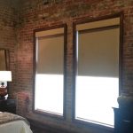 Opaque gardiner smälter in i loftet stil sovrum inredning