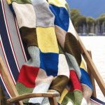 Pletená deka na venkovní židli