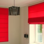 תריסים אדומים בהירים עבור חלונות פינה