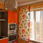 Ljusa saftiga gardiner och gardiner i köket