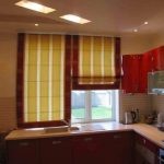 Tirai klasik kuning-merah untuk dapur
