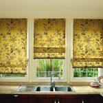 Kultaiset roomalaiset kukat kuviolliset verhot keittiön ikkunasta