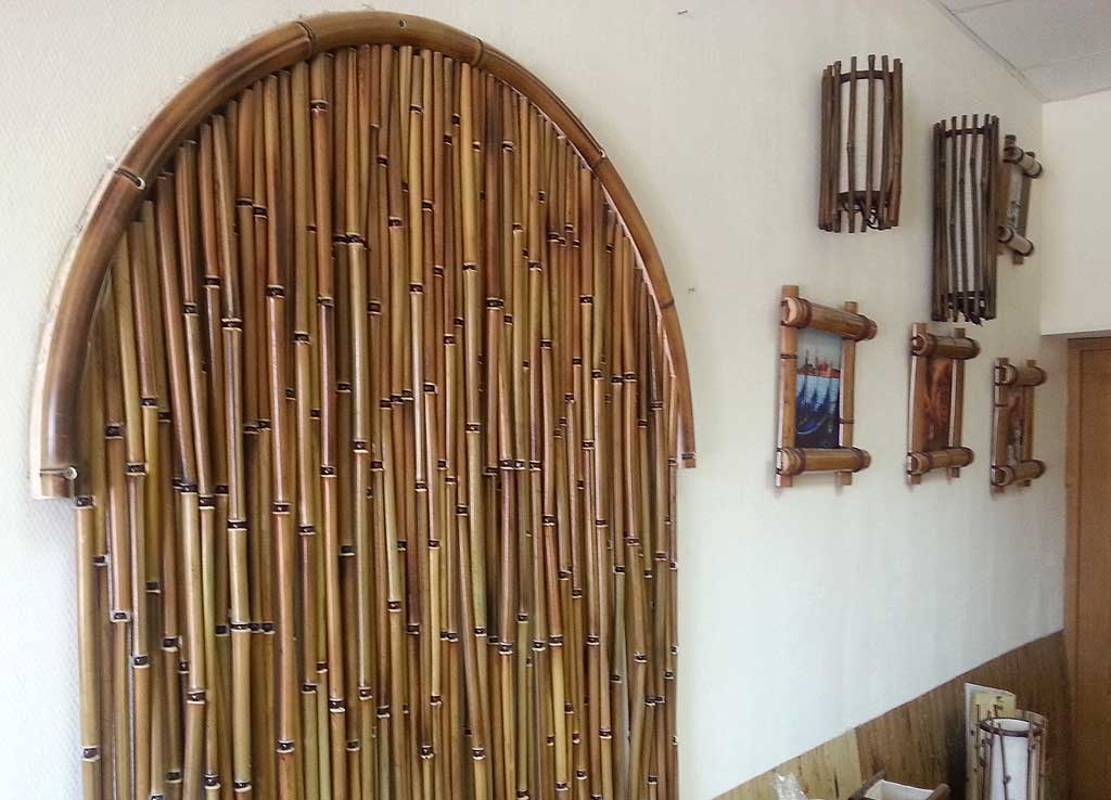 Dřevěné bambusové záclony ve dveřích oblouku