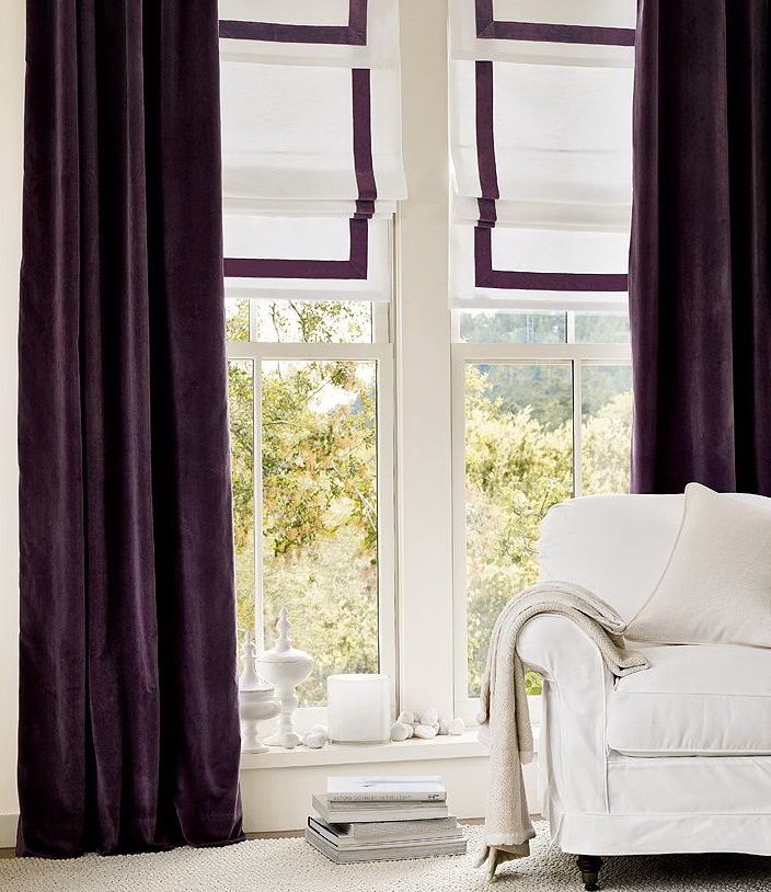 Valkoiset huonekalut violetin verhojen vieressä