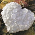 Valkoinen neulottu sydän tyyny kukkia