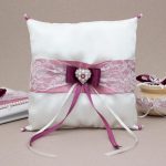 Cuscinetto per fede nuziale bianco e rosa