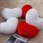 Bílé a červené polštáře ve tvaru srdce