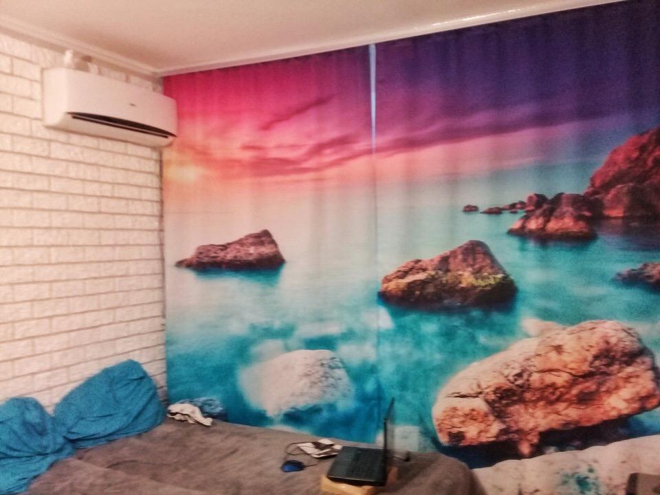 Realistinen kuva rannikon merestä tyllissä makuuhuoneessa