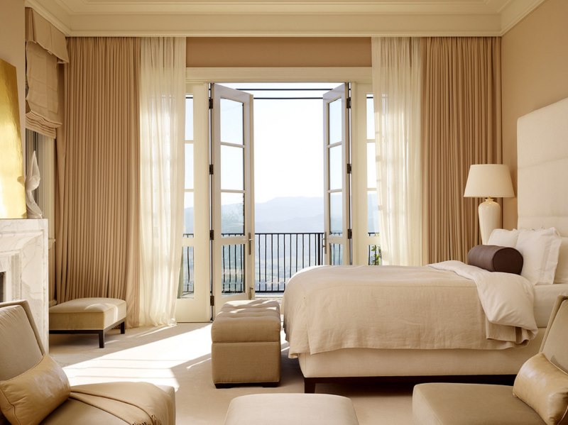Camera da letto beige con porta balcone