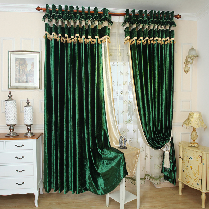 Gröna sammet gardiner på en rund krona
