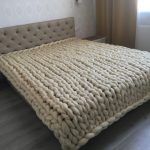 Bézs színű gyapjú takaró tökéletesen díszíti a hálószobát