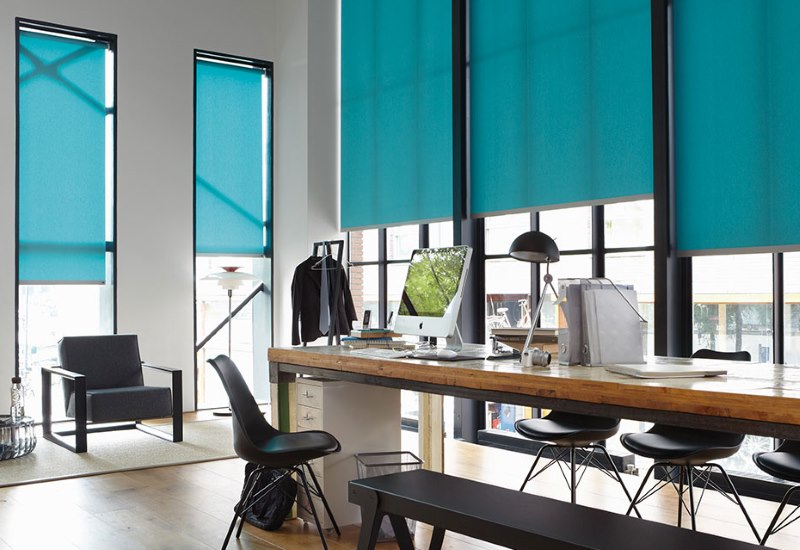 Turquoise roller blinds pada windows panjang