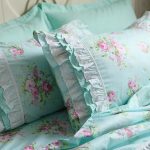 Warna kain Turquoise dengan bunga mawar yang halus - pilihan hebat untuk bilik tidur Provence