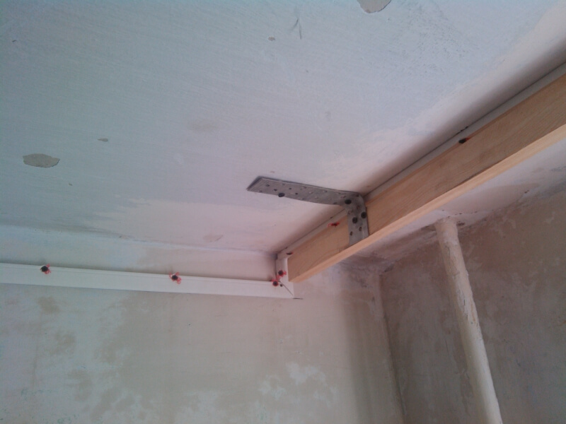 Poutre en bois au plafond pour fixer les avant-toits