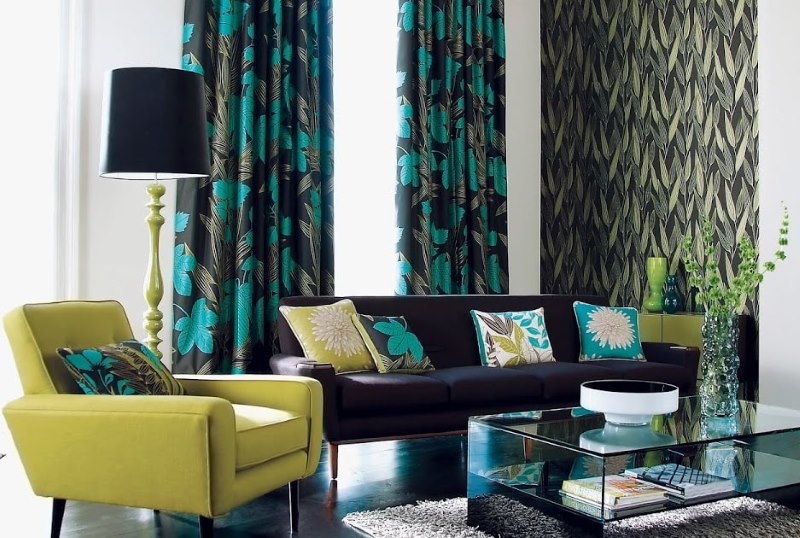 Svarta och turkosa gardiner i det moderna vardagsrummet
