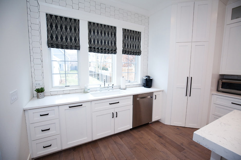 Dapur putih dengan warna hitam tirai roman