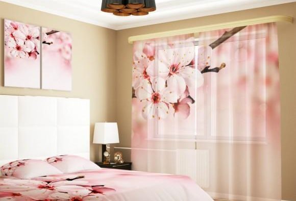 Bunga apel merah jambu pada tekstil di dalam bilik tidur