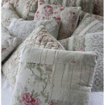 Dekorativa dynor i Provence stil för sängen
