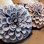 Dekoratív párnák kézzel készített virágokkal