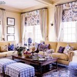 Dekoratív párnák a francia nappali belsejében