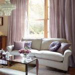 Dekorační textilie v obývacím pokoji jsou navrženy v jedné barvě.