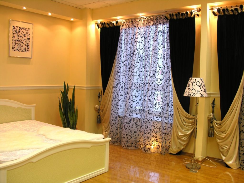 Classic-tyylinen makuuhuone, jossa on kaksipuoliset verhot