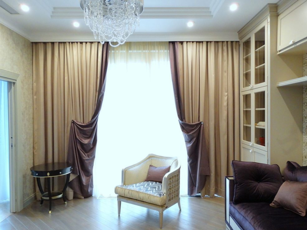 Salon intérieur avec rideaux double face