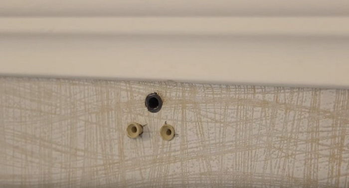 Perni di plastica nel muro per il fissaggio di una cornice rotonda