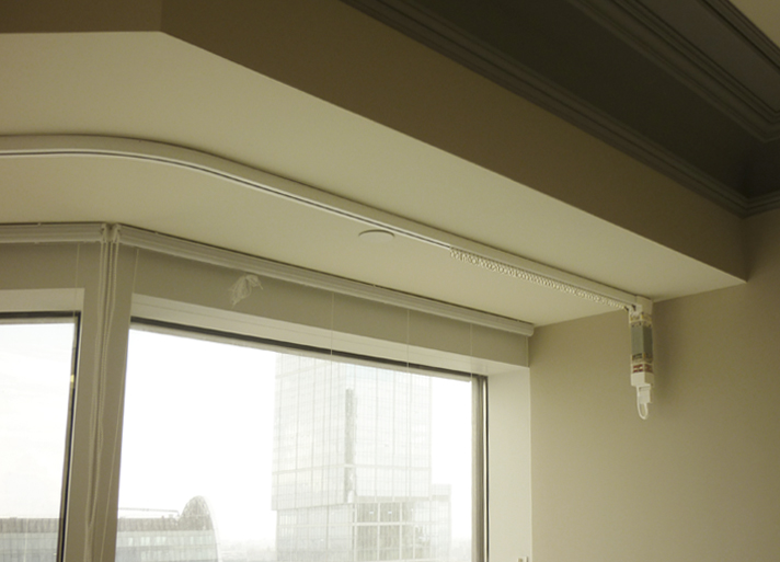 Avant-toit flexible avec entraînement électrique sur une fenêtre de loggia