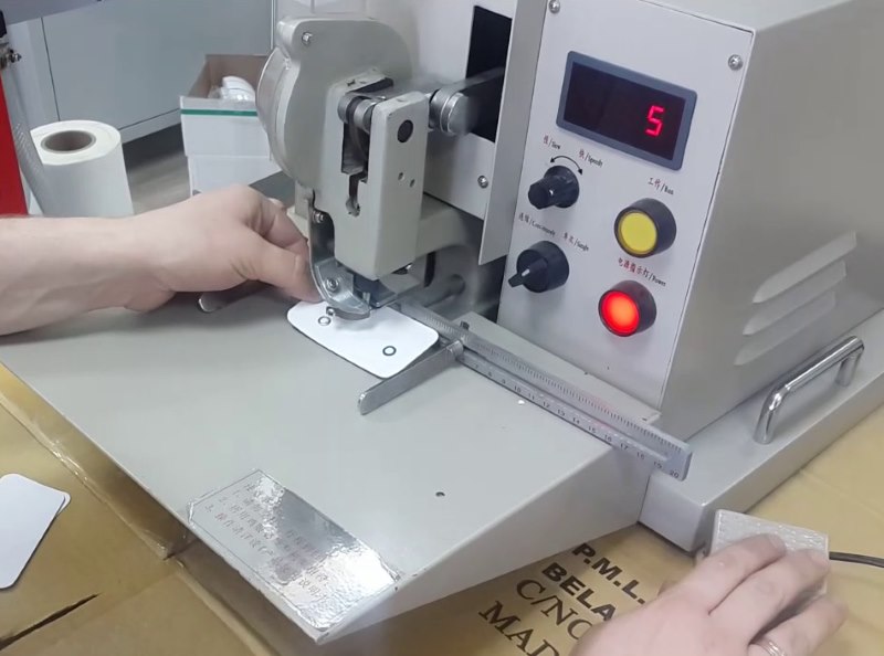 Montering av en cringle på en elektrisk press