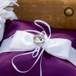 Cuscinetto ad anello viola e bianco