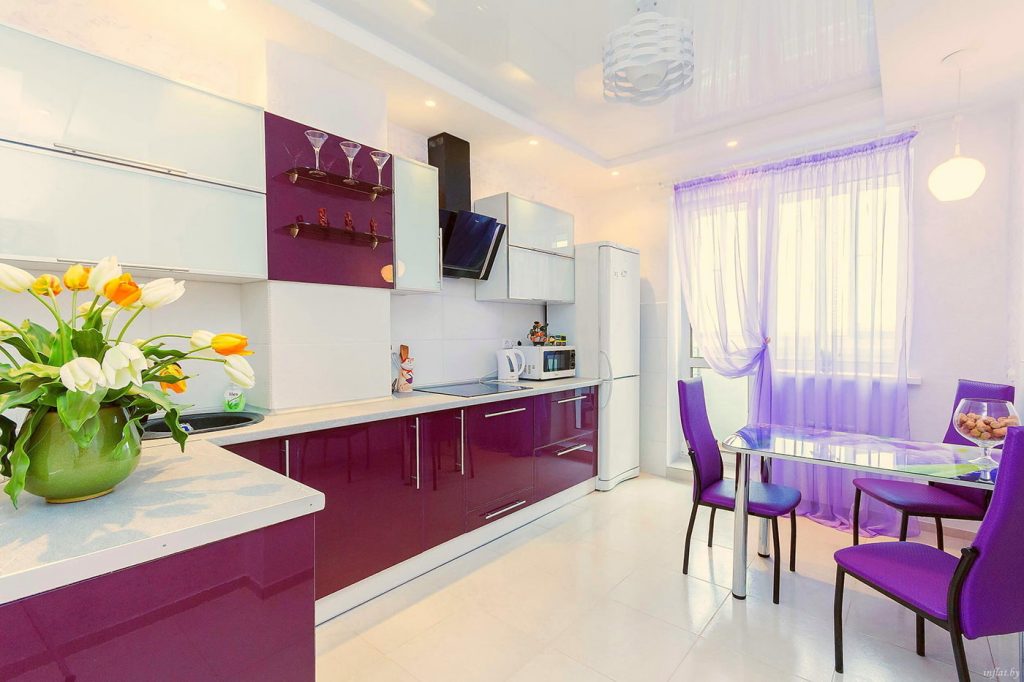 Violetti väri keittiön sisustuksessa