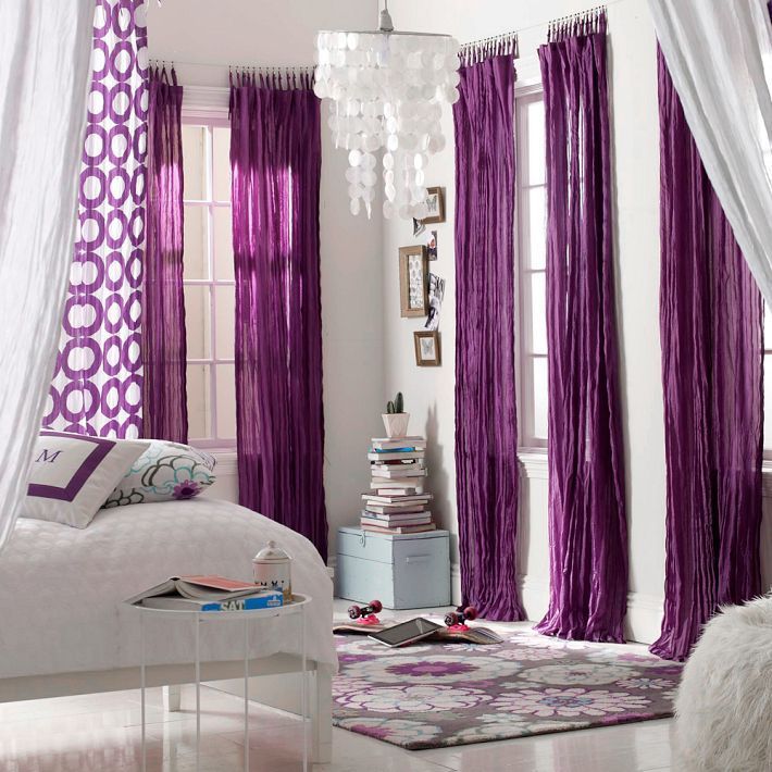 Langsir ungu di bahagian dalam bilik tidur putih