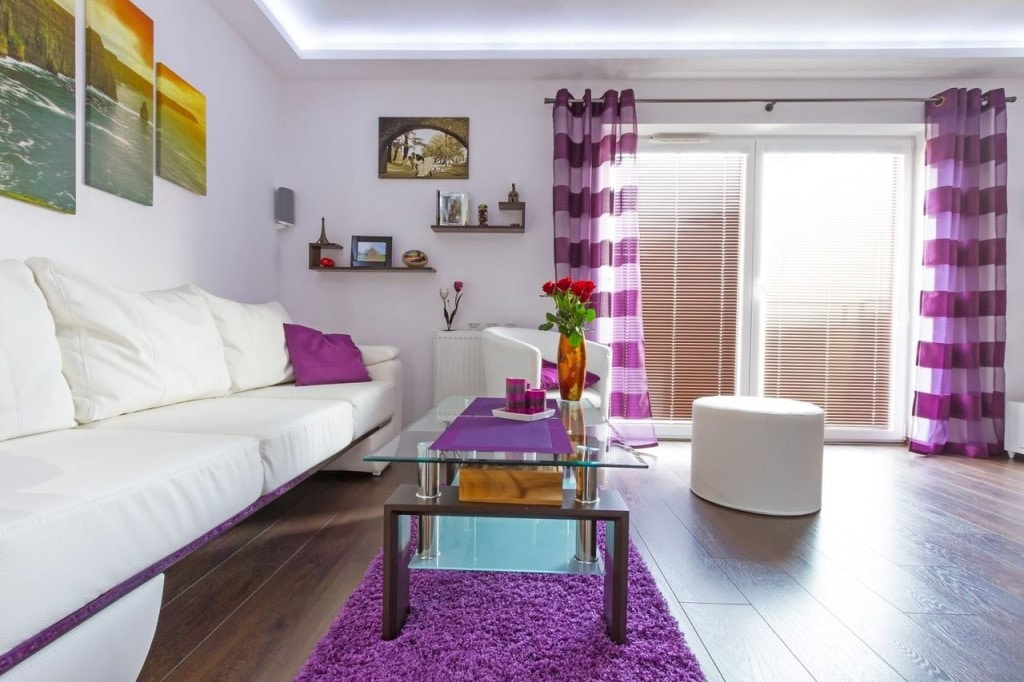 Verhot, joissa on violetit raidat olohuoneen ikkunassa