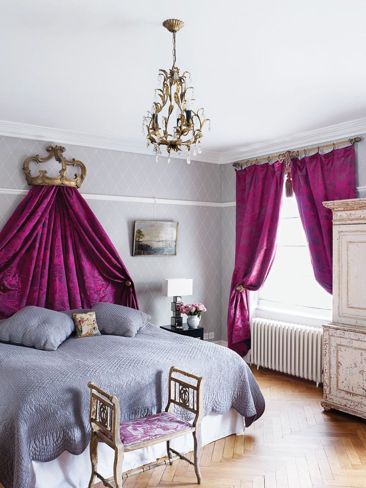 Het gebruik van paarse stof in het ontwerp van de slaapkamer